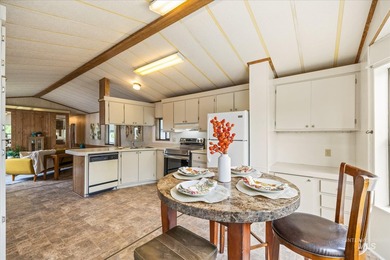 Tucked into a quiet, well maintained neighborhood with low HOA - photo 12