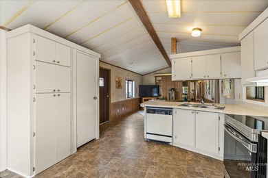 Tucked into a quiet, well maintained neighborhood with low HOA - photo 15