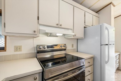 Tucked into a quiet, well maintained neighborhood with low HOA - photo 16