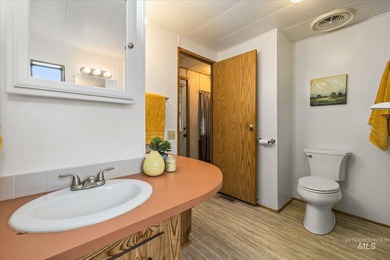 Tucked into a quiet, well maintained neighborhood with low HOA - photo 22