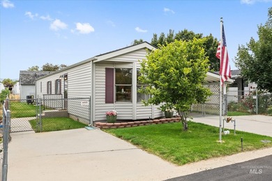Tucked into a quiet, well maintained neighborhood with low HOA - photo 32
