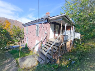Duplex with 2 apartments. Whether you're a first-time home buyer - photo 2