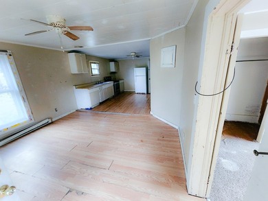 Duplex with 2 apartments. Whether you're a first-time home buyer - photo 7