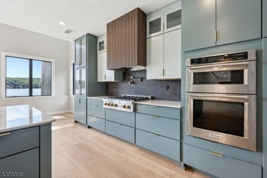 Welcome to an exceptional luxury retreat in sought-after West - photo 16