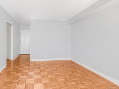 Welcome to 2 Fordham Hill Oval #5B. Move-In ready. As you enter - photo 6