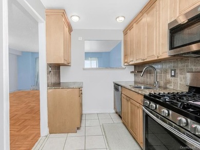 Welcome to 2 Fordham Hill Oval #5B. Move-In ready. As you enter - photo 7