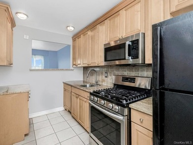 Welcome to 2 Fordham Hill Oval #5B. Move-In ready. As you enter - photo 9