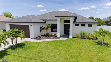 Welcome to your Cape Coral waterfront retreat! This beautifully - photo 1