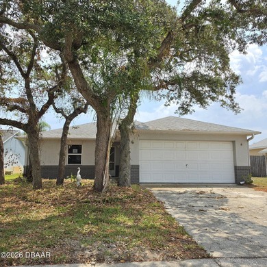 This three bed two bath block home has tons of potential! Great - photo 1