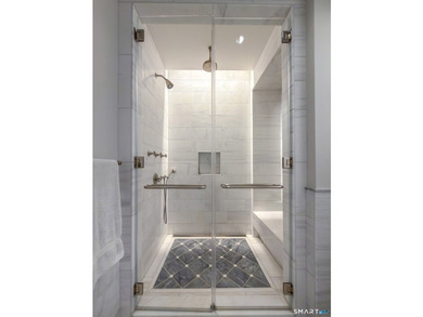 Uber chic shingle-style in A+ location offering magnificent long - photo 23