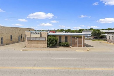 Remodeled commercial building, located on the way to downtown - photo 1