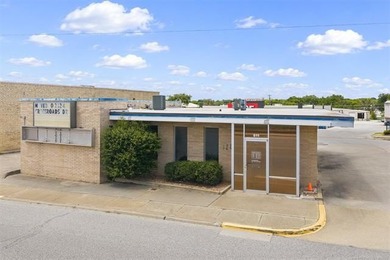Remodeled commercial building, located on the way to downtown - photo 2