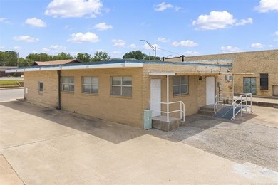 Remodeled commercial building, located on the way to downtown - photo 4