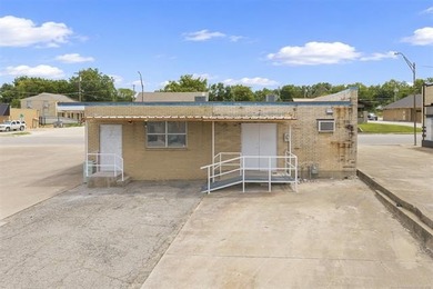 Remodeled commercial building, located on the way to downtown - photo 5