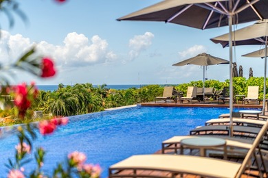 Luxury, privacy, generous living spaces, and an exceptional - photo 6
