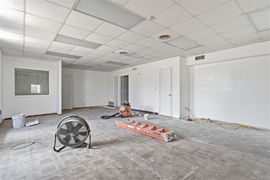 Remodeled commercial building, located on the way to downtown - photo 6