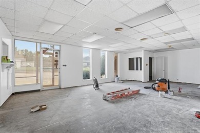 Remodeled commercial building, located on the way to downtown - photo 7