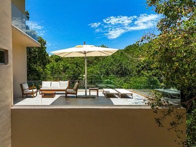 Luxury, privacy, generous living spaces, and an exceptional - photo 8