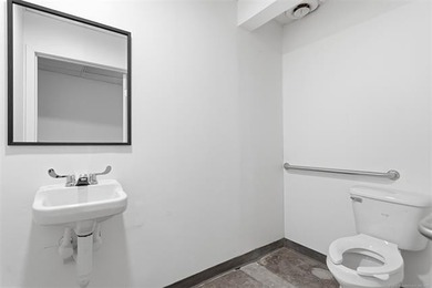 Remodeled commercial building, located on the way to downtown - photo 10