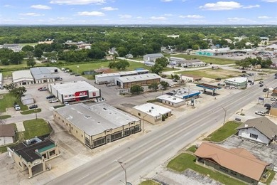 Remodeled commercial building, located on the way to downtown - photo 1