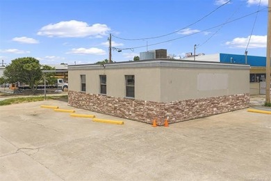 Remodeled commercial building, located on the way to downtown - photo 2
