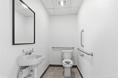 Remodeled commercial building, located on the way to downtown - photo 4