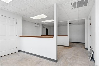 Remodeled commercial building, located on the way to downtown - photo 6