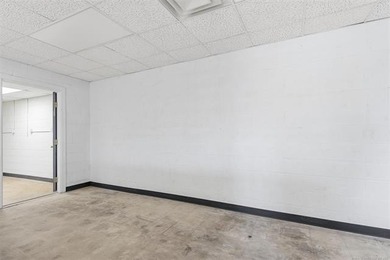 Remodeled commercial building, located on the way to downtown - photo 9