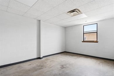 Remodeled commercial building, located on the way to downtown - photo 10