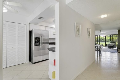 Beautifully maintained 2BR/2BA condo in Boca Delray Country Club - photo 3