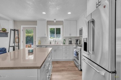 Lakefront living at its best. This fully furnished 2 bedroom, 2 - photo 4