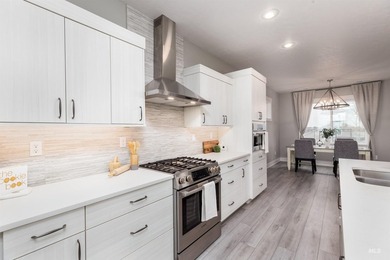 Welcome to your home with a view! This beautiful 3 bed, 2 bath - photo 11