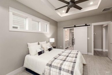 Welcome to your home with a view! This beautiful 3 bed, 2 bath - photo 15