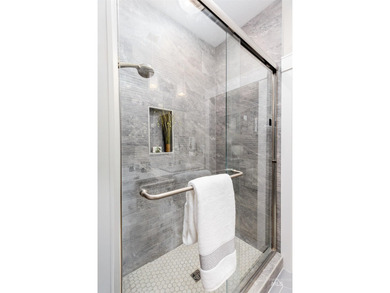 Welcome to your home with a view! This beautiful 3 bed, 2 bath - photo 18