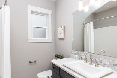 Welcome to your home with a view! This beautiful 3 bed, 2 bath - photo 21