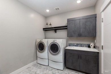 Welcome to your home with a view! This beautiful 3 bed, 2 bath - photo 22