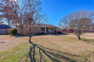 3 bedrooms 2 bath home in the heart of Muscle Shoals. Convenient