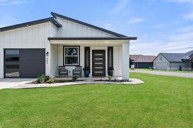 Stunning turnkey home with a fully furnished option available! - photo 24