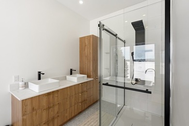 An exceptional opportunity to acquire a property on the shores - photo 31