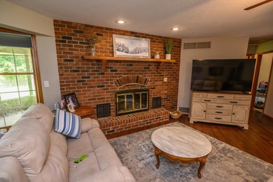 Enjoy easy access to Bull Shoals Lake and the White River from - photo 8