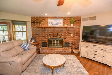 Enjoy easy access to Bull Shoals Lake and the White River from - photo 9