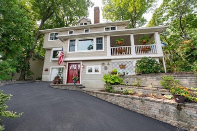 Enjoy breathtaking views overlooking Huntington Bay from this - photo 1