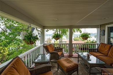 Enjoy breathtaking views overlooking Huntington Bay from this - photo 4