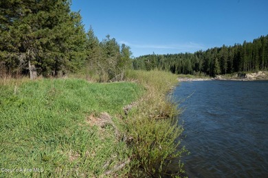 This exceptional 3.65-acre riverfront property features 405 feet - photo 6