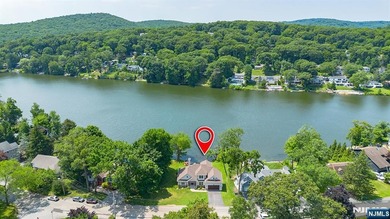 Prepare to experience lakefront living at its absolute best! Set - photo 4