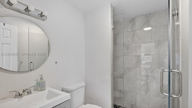 Gorgeous and fully remodeled 3-bedroom, 3-bathroom corner - photo 22
