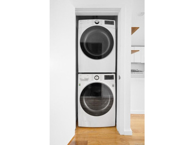 Spacious Three-Bed with Double Exposures, Private Storage & - photo 10