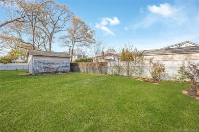 Beautiful prefab Ranch built in 1990, situated on a quiet - photo 21
