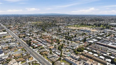 Rare duplex featuring two (2) spacious 3-bedroom, 2-bathroom - photo 9
