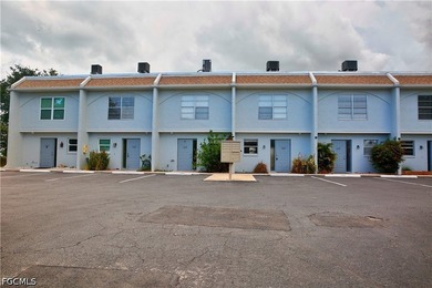 A beautifully maintained townhouse located in one of Cape - photo 2